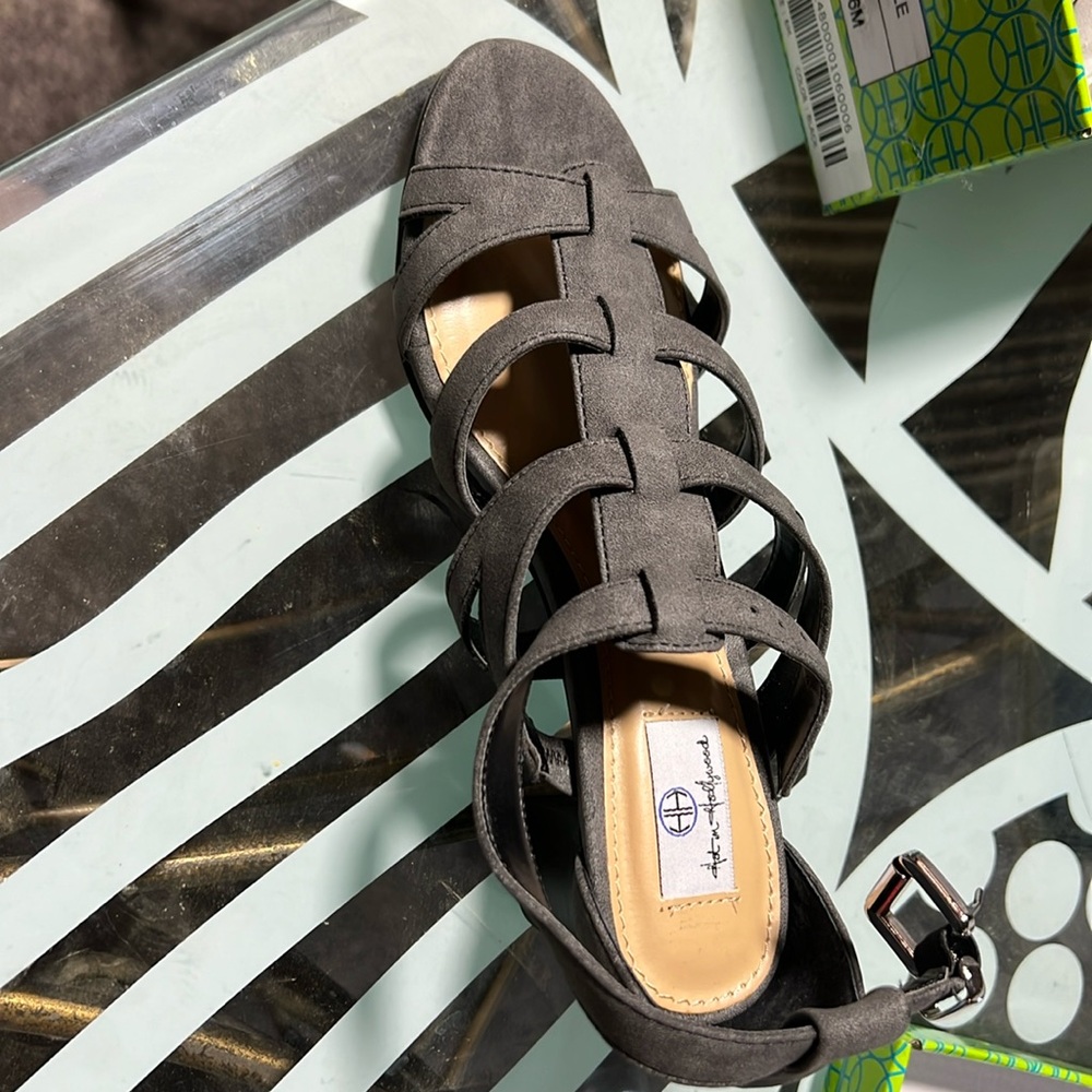 NEW gray strappy open toe block heel Hot in Hollywood size 6